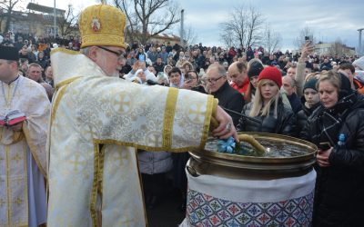 Święcenie wody i białe gołębie nad Odrą. Grekokatolicy 6 stycznia obchodzą Jordan