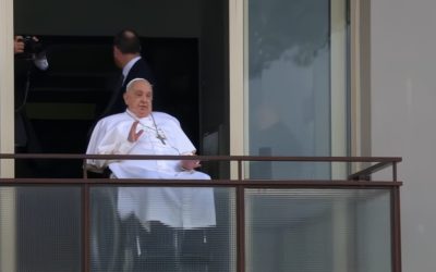 ПАПА ФРАНЦИСК З ЛІКАРНЯНОГО БАЛКОНУ: РАЗОМ МОЛІМОСЯ ЗА ПРИПИНЕННЯ ВІЙН І ЗА МИР, ОСОБЛИВО В УКРАЇНІ.