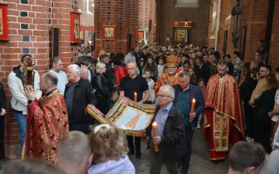 Страсна П’ятниця у Вроцлаві: Вечірня з покладанням Плащаниці та Єрусалимська Утреня у катедральному храмі Воздвиження Чесного Хреста