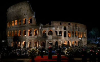 ХРЕСНА ДОРОГА В КОЛІЗЕЇ – ПАПА ОСОБИСТО НЕСТИМЕ ХРЕСТ НА КОЖНОМУ СТОЯННІ.