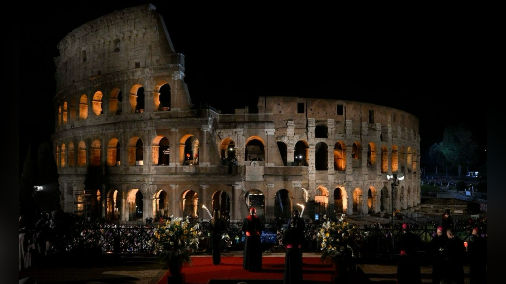 ХРЕСНА ДОРОГА В КОЛІЗЕЇ – ПАПА ОСОБИСТО НЕСТИМЕ ХРЕСТ НА КОЖНОМУ СТОЯННІ.
