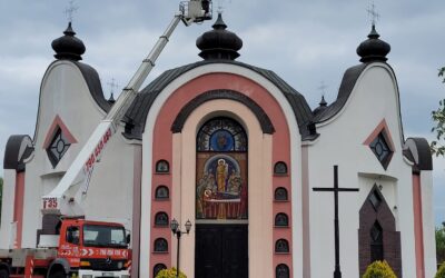 На головному куполі храму Успіння Пресвятої Богородиці у Лігниці встановлено Хрест
